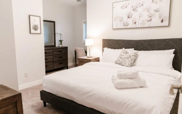 Lakefront Beachfront top Floor Condo w Pool