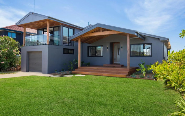 Seaview - Pet Friendly with Stunning Views - 1 Min to Beach