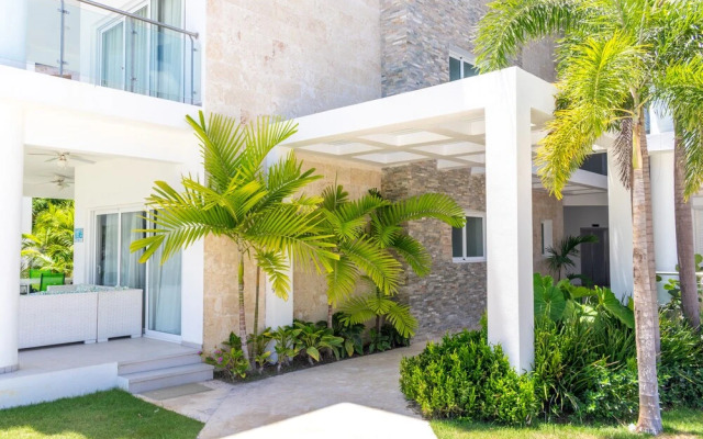 Family Getaway Apartment - On The Beach