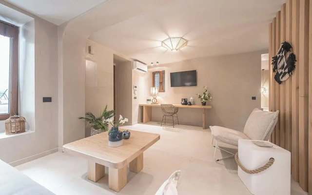 Apollonos 28 Luxury Suites