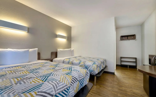 Travelodge/motel 6 Oshkosh
