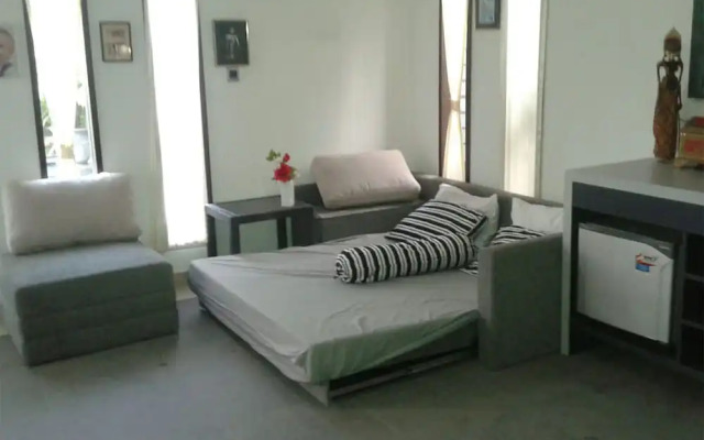 Rumah Putih Abu Abu