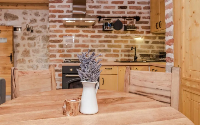 Cozy Holiday Home With Garden in Starigrad