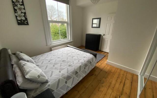 Lovely 2 Bedroom Flat Wifi Close to the beach