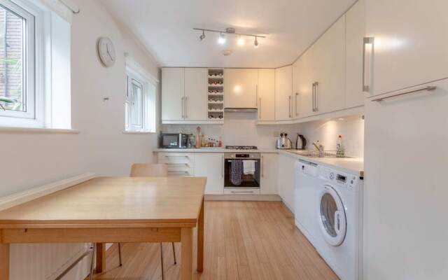 Well Located 2 Bedroom 1 Bath in Elephant & Castle