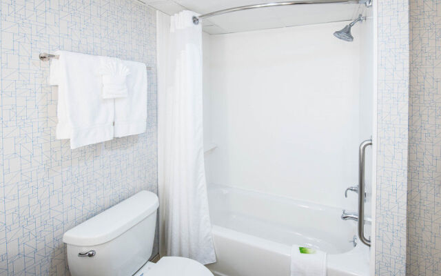 Holiday Inn Express & Suites Woodbridge