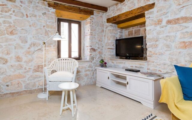 DeAmicis Studios by Irundo