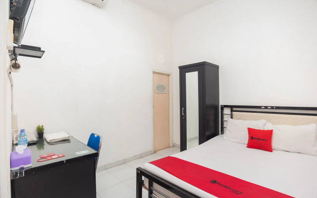 RedDoorz Syariah near Grand Galaxy Park