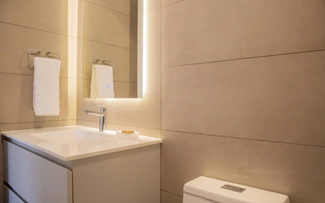 w Inviting 2BR w Balcony in Lively Miraflores