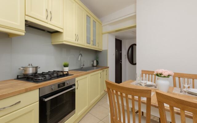 Warsaw Apartment Mokotowska by Renters
