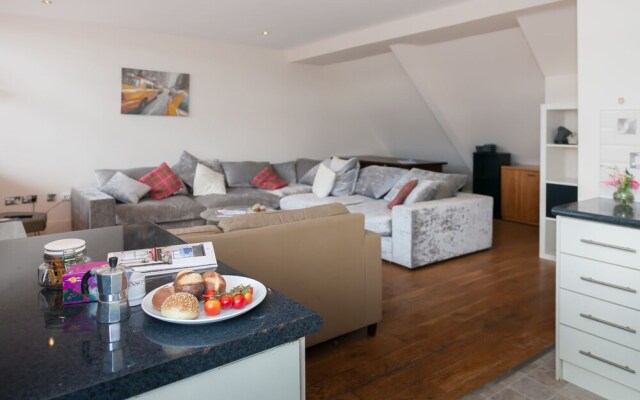 Luxury 3BR Penthouse Suite with Rooftop Terrace