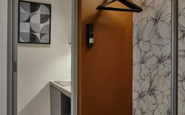 The Quarter Onnut by UHG