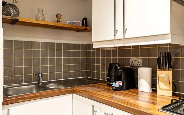 Cosy Garden Flat in Prestigious Residential Area