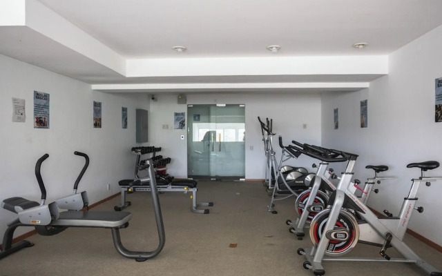 Chic Condo with Gym & Private Roof