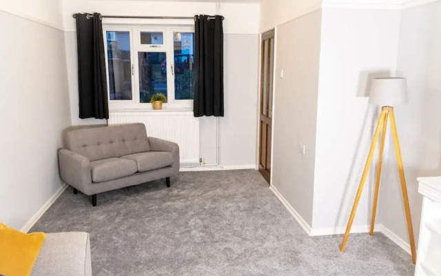 Catsbrook House - Sleeps 7 - Business Travellers Accommodation
