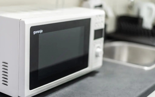 BLACK & YELLOW Centrally located studio