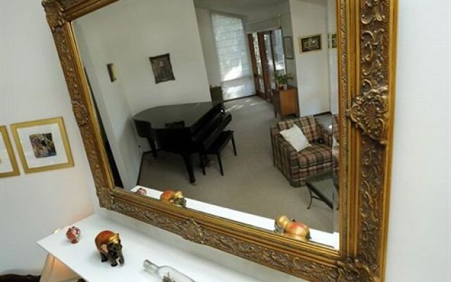 Hilltop Lodge Bed And Breakfast