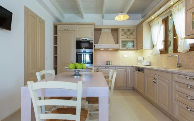 Villa in Crete With Private Pool & Beaches Nearby