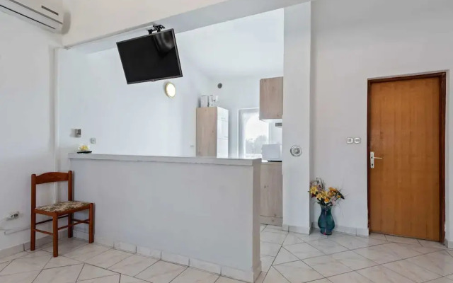 Modern Apartment in Vir With Balcony