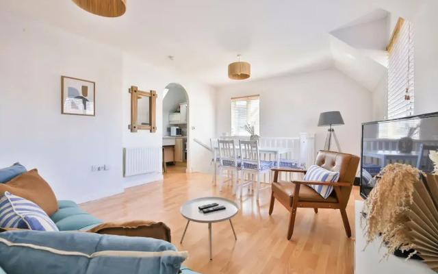 2 Bed House Near Beach with Free Parking