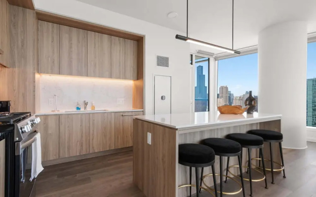 Top-tier Stay 49th Fl Lakefront City Views
