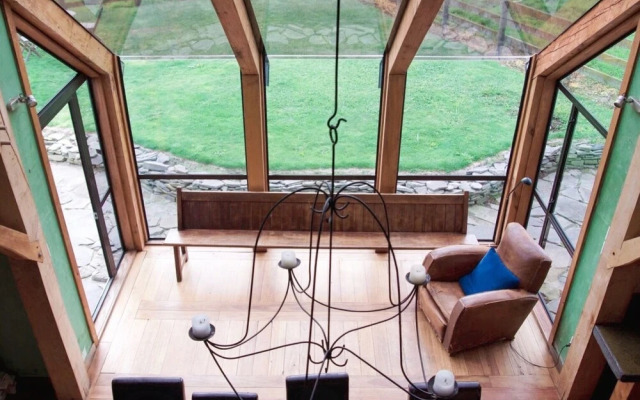 The House With No Nails