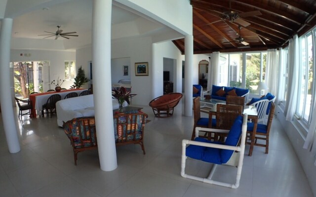 Siesta - Runaway Bay 5BR