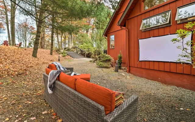 Outdoor Theater, Deck & Fire Pit: Poconos Retreat