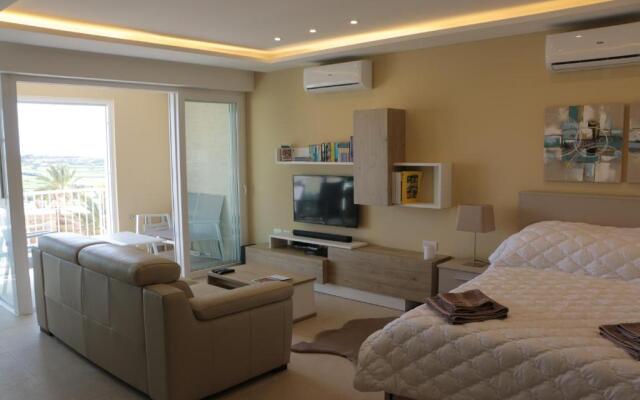 Wileg 4A Luxury Studio Apartment with Shared Swimming Pool.