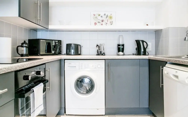 Modern Home by River Thames W/aircon, 4 Guests