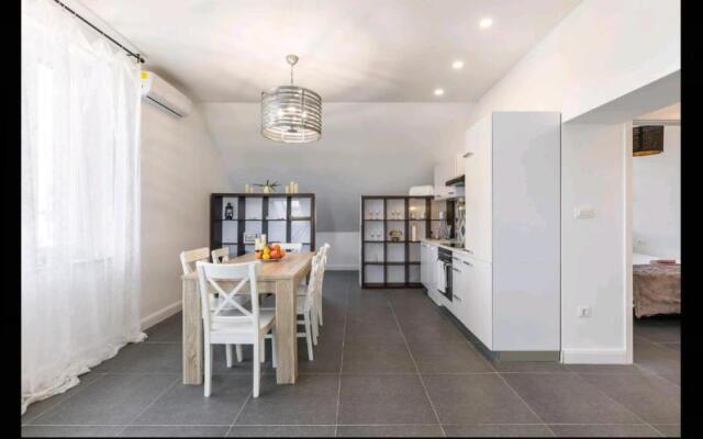 Just Like This - Cityapartment with Netflix