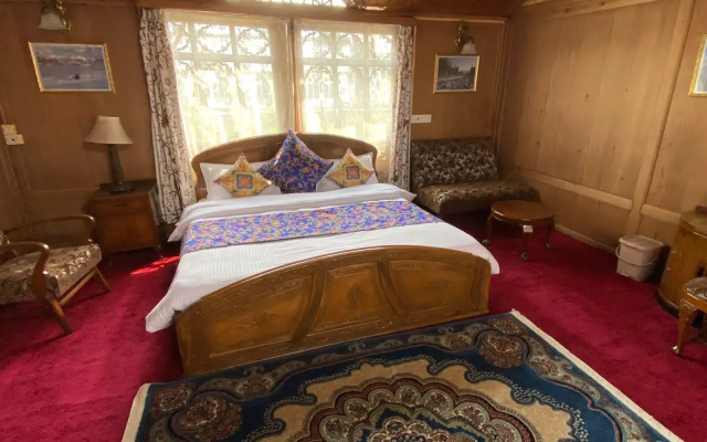 Houseboat Zaindari Palace