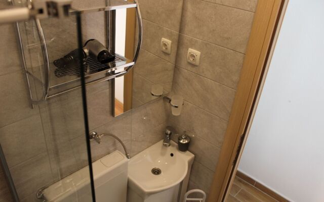 Apartments and Room Thea