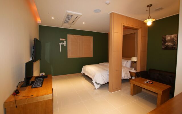 River Hotel