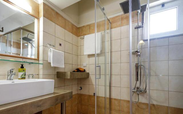 Villa Evie's -Spacious -4 apt'ς -with heated pool