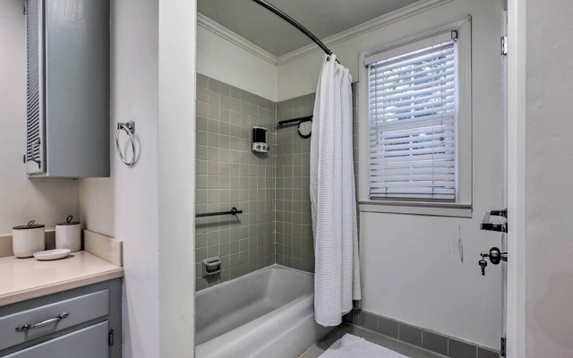 Walk to Broad St: Central Thomasville Condo