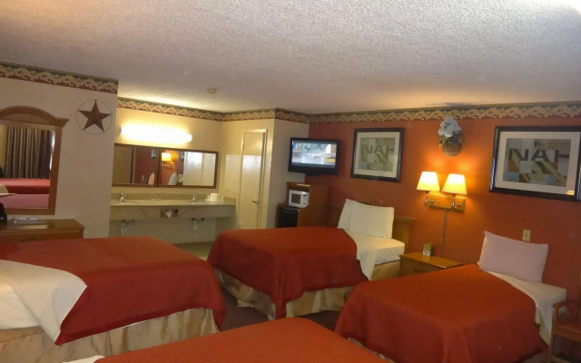 Freer Executive Inn and Studios