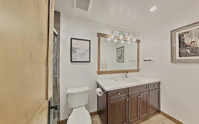 Deluxe Slopeside Home Just STEPS to Mammoth Mountain Slopes and Village Gondola - 3 Spas, Sauna and Pool by RedAwning