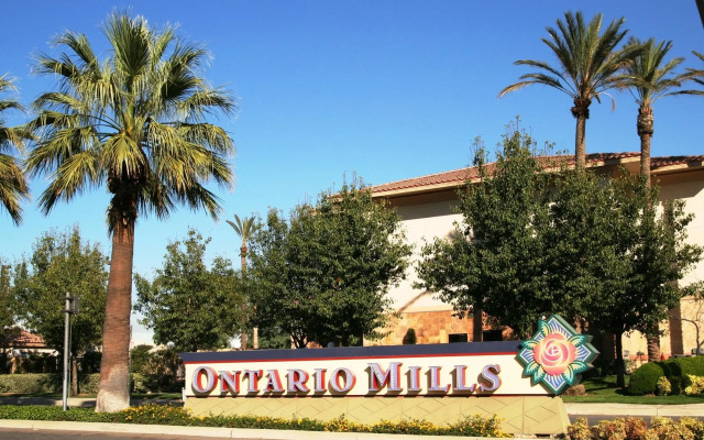 Hampton Inn & Suites Ontario