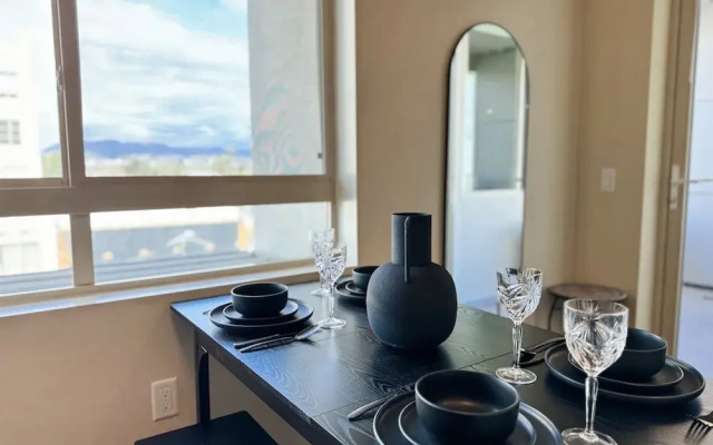 Stylish Retreat W Pool GYM Parking 10min to Cedars