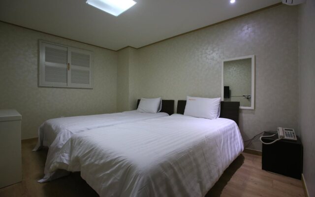 Orange Tree Hotel & Cafe