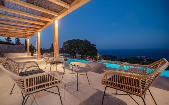 URANOS di GIOIA Villa with magnificent sea view and infinity pool 18x4m