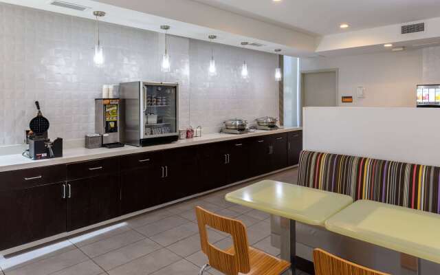 La Quinta Inn & Suites by Wyndham Tulsa Downtown/Route 66