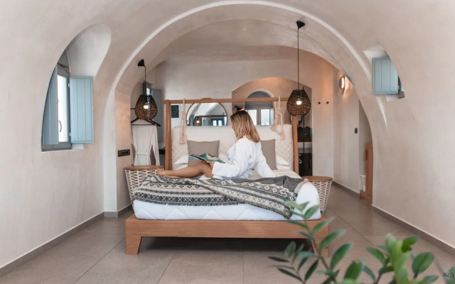 Almyra Oia Suites
