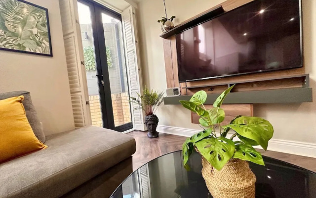 Stylish modern flat in SW London