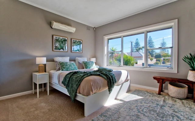 Adelaide Beachside 4 Bedroom House With Parking