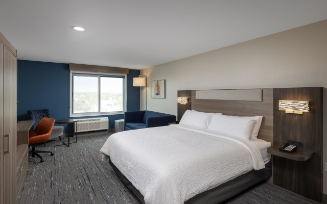 Holiday Inn Express & Suites Hawaiian Gardens