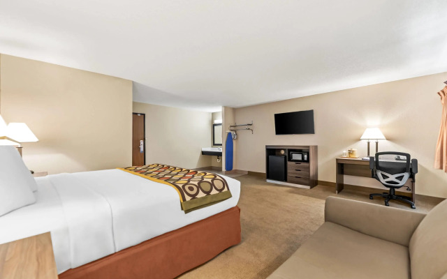 Super 8 by Wyndham Elgin