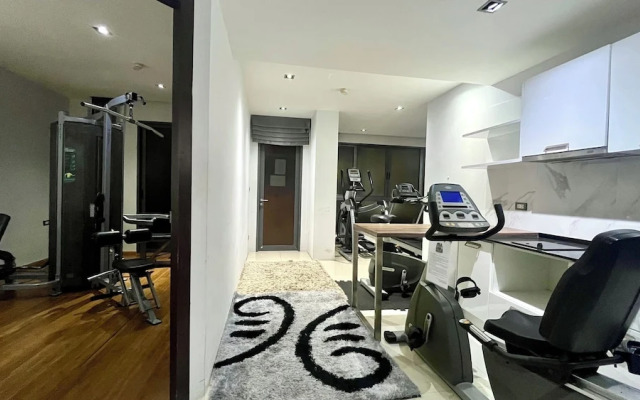 Pool Front Sexy Studio Fully Furnished Apartment