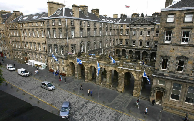 Parliament Sq (apt 10 ) Royal Mile